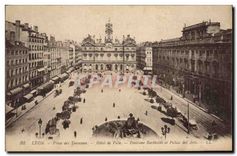 CPA Lyon Place des Terreaux Hotel de Ville Fontaine Bartholdi et Palais des Arts
