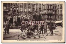 CPA Lyon Place des Terreaux Fontaine Bartholdi et les Pigeons