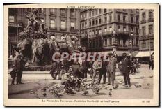 CPA Lyon artistique Place des Terreaux Fontaine Bartholdi et les Pigeons