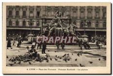 CPA Lyon Place des Terreaux Fontaine Bartholdi et les Pigeons