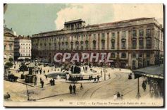 CPA Lyon La Place des Terreaux et le Palais des Arts