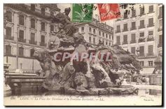 CPA Lyon La Place des Terreaux et Fontaine Bartholdi