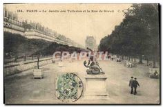CPA Paris Le Jardin des Tuileries et la Rue de Rivoli