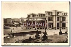 CPA Vichy La Poste et le Gare d'autobus La Cigogne