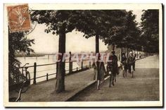 CPA Vichy Promenades  sur les Quais de l'Allier