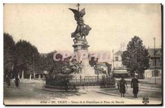 CPA Vichy Allier Statue de la Republique et Place du Marche