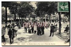 CPA Vichy La Grande Allee du Parc vers le Palais des Sources