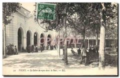 CPA Vichy Le Salon de repos dans le Parc