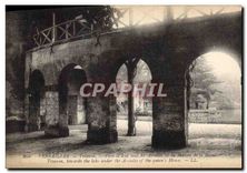 CPA Versailles Trianon Vers le Lac sous les Arcades de la Maison de la Reines 