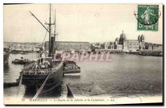 CPA Marseille le Bassin de la Joliette et la Cathedrale Bateau