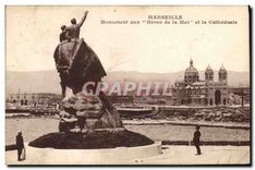 CPA Marseille Monument aux Heros de la Maer et la Cathedrale 
