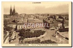 CPA L'Auvergne Clermont Ferrand Vue sur la Place de Jaude et la Cathedrale 