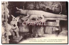CPA L'Auvergne Clermont Ferrand La Fontaine petrifiante Animaux se petrifiant Crocodile