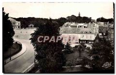 CPA Le Mans Un Coin de la Place des Jacobins et le Theatre 