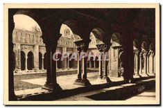 CPA Arles sur Rhone Cour du Cloitre Saint Trophime et Clocher de l'Homme de Bronze 