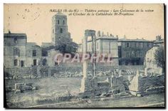 CPA Arles B du R Theatre antique Les Colonnes de la scene et Clocher de la Cathedrale St Trophime 