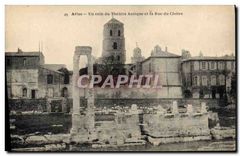 CPA Arles Un coin du Theatre Antique et la Rue du Cloitre 