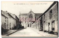 CPA Les Gardes M et L Facade du Transept et Rue de l'Eglise 
