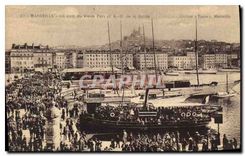CPA Marseille Un coin du Vieux Port et ND de la Garde Bateaux