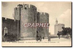 CPA Aigues Mortes La Porte de la Gardette et la Tour de Constance 