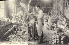 REPRO Types d'Auvergne Interieur d'une Fabrique de Sabot 
