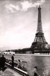 CPM Paris et ses Merveilles La tour Eiffel vue prise des bards de la Seine 
