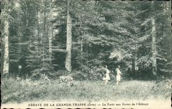 CPA Abbaye de La Grande Trappe Orne La Foret aux Portes de l'Abbaye 