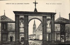 CPA Abbaye de La Grande Trappe Porte de la Cour interieure  