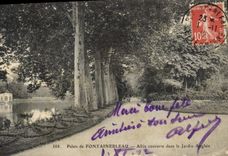 CPA Palais de Fontainebleau Allee couverie dans le Jardin Anglais 