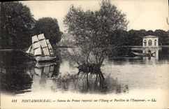 CPA Fontainebleau Bateau du Prince Imperial sur l'Etang et Pavillon de l'Empereur  