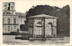 CPA Palais de Fontainebleau Le Pavillon de l'Empereur au milleu de l'Etang des Carpes 