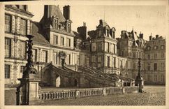 CPA Fontainebleau S et M Le Plais Facade sur le Cour des Adieux 