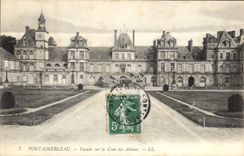 CPA Fontainebleau Facade sur la Cour des Adieux 