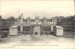 CPA Palais de Fontainebleau Grille d'Honneur et Cour des Adieux 