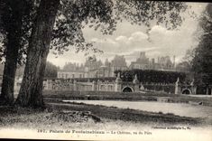 CPA Palais de Fontainebleau Le Chateau vu du Parc 