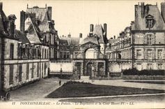 CPA Fontainebleau  Le Palais Le Baptistere et la Cour Henri IV 