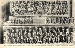 CPA Arles Musee Lapidaire Tombeaux dits des Douze Apotres et Passage de la Mer Rouge 
