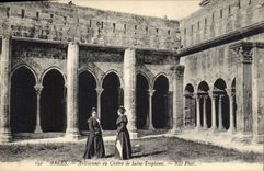 CPA Arles Arlesiennes au Cloitre de Saint Trophime 