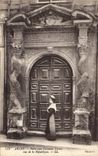 CPA Arles Porte aux Colonnes Torses rue de la Republique 