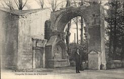 CPA Arles sur Rhone Les Alyscamps Chapelle St Jean de d'Accurse 