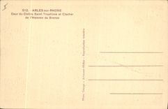 CPA Arles sur Rhone Cour du Cloitre Saint Trophime et Clocher de l'Homme de Bronze 