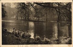 CPA Bordeaux Dans le Jardin Public 