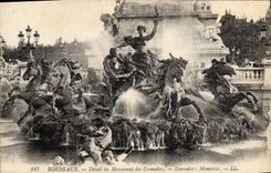 CPA Bordeaux Detail du Monument des Girondins 