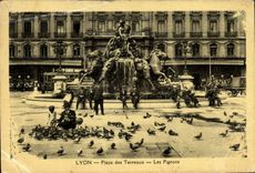 CPA Lyon Place des Terreaux Les Pigeons 