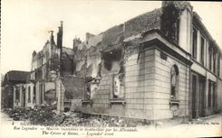 CPA Guerre Europeenne 1914 1915 Le Crime de Reims Rue Legendre Maisons incendies et bombardees par l