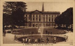 CPA Bordeaux le jardin de l'hotel de Ville 