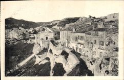 CPA Les Baux Les Remparts a gauche le Valvon de la Fontaine en dessours des Remparts la voie Romaine