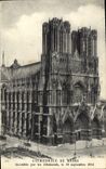 CPA Cathedrale de Reims Indendiee par les Allemands 