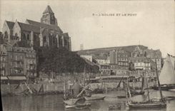 CPA L'Eglise et le Port Bateaux