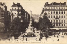 CPA Lyon Place de la Republique et Monument Carnot 